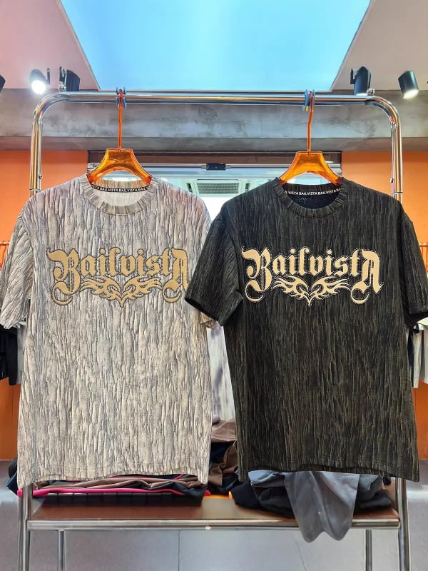 Ανδρική κοντομάνικη T-shirt με εκτύπωση γραμμάτων, πολυτελές ρετρό ύφος, καλοκαίρι 2026, αστικός streetwear, στρογγυλός λαιμός