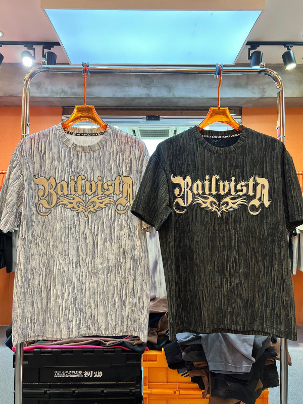 Ανδρική κοντομάνικη T-shirt με εκτύπωση γραμμάτων, πολυτελές ρετρό ύφος, καλοκαίρι 2026, αστικός streetwear, στρογγυλός λαιμός