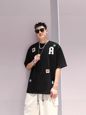 Ανδρική κοντομάνικη T‑shirt σε βαρύ αμερικάνικο στυλ, χαλαρή γραμμή, plus size, στρογγυλή λαιμόκοψη, καλοκαίρι 2025.