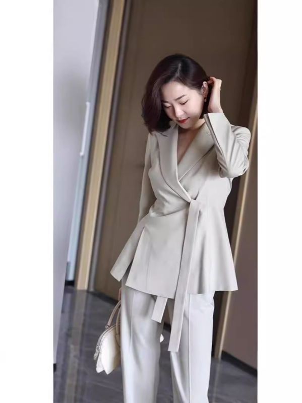 Ανοιχτό πράσινο γυναικείο επαγγελματικό σετ κοστουμιού, άνοιξη–φθινόπωρο, δύο κομμάτια: σακάκι και παντελόνι, κομψή εμφάνιση γραφείου.