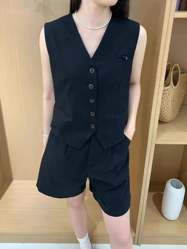 Γυναικείο σετ κοστουμιού με γιλέκο και σορτς — δύο τεμάχια, γιλέκο με μονό κουμπί, Καλοκαίρι 2024