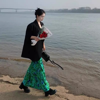 Γυναικείο σετ δύο τεμαχίων: φλοράλ φόρεμα με τιράντες και μαύρο σακάκι