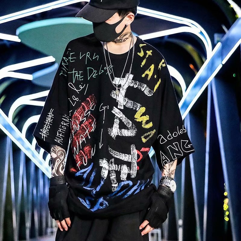 Καλοκαιρινή ελαφριά T-shirt με γκράφιτι streetwear για άνδρες, κοντό μανίκι, άνετη γραμμή, στρογγυλός λαιμός, γεωμετρικό τύπωμα