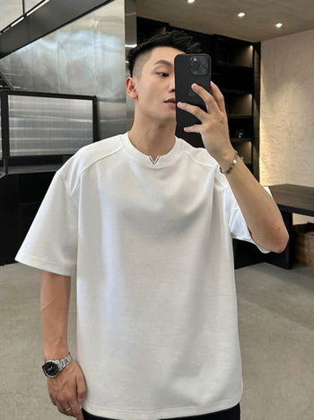 Λευκό ανδρικό T-shirt με V-λαιμό, κοντό μανίκι, καλοκαιρινή χαλαρή γραμμή