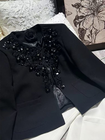 Dámska krátka bunda s perličkami a kvetinovým zdobením, štíhly strih, luxusný blazer-cardigan