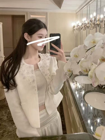 Dámska krátka bunda s perličkami a kvetinovým zdobením, štíhly strih, luxusný blazer-cardigan