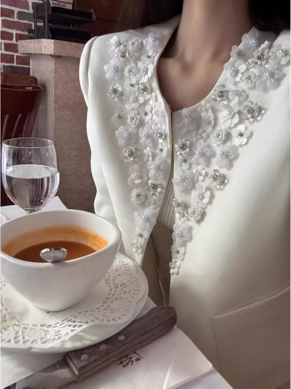 Dámska krátka bunda s perličkami a kvetinovým zdobením, štíhly strih, luxusný blazer-cardigan