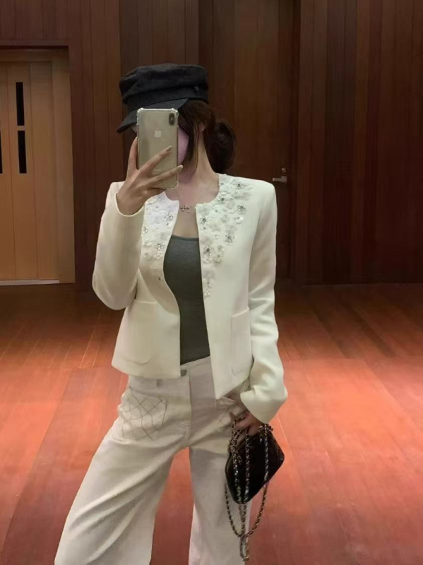 Dámska krátka bunda s perličkami a kvetinovým zdobením, štíhly strih, luxusný blazer-cardigan