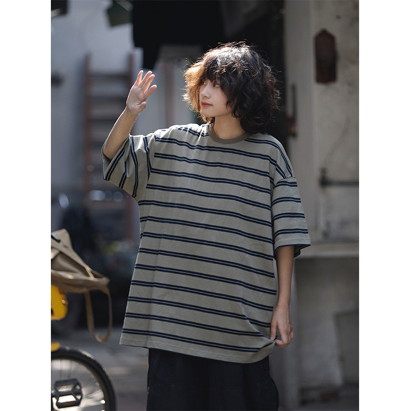 Ανδρικό T-shirt σε ιαπωνικό στυλ, ρετρό ριγέ, πτώση στους ώμους, στρογγυλός λαιμός, κοντά μανίκια, καλοκαίρι