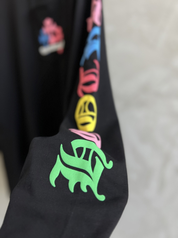 Αντρικό μακρυμάνικο βαμβακερό T‑shirt με κεντημένο σταυρό και σχέδιο με γράμματα – αστικό στυλ, στρογγυλός λαιμός