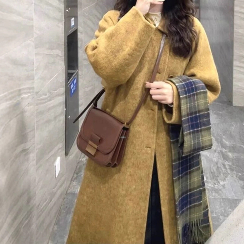 Γυναικείο παλτό από μαλλί μεσαίου μήκους, εμπνευσμένο από Χέπμπερν, για τον χειμώνα 2025