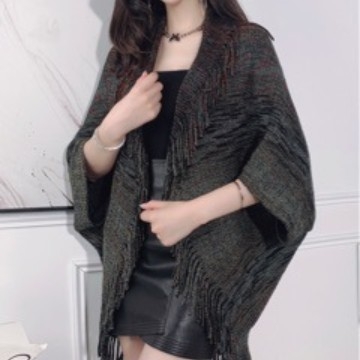 Γυναικείο ζεστό πλεκτό σετ: κάπα-σάλι, oversized cardigan και φουλάρι με φούντες