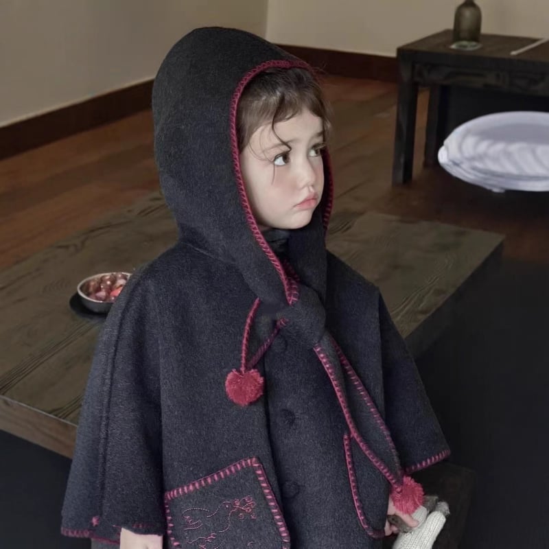 Dievčenský kabát s dvostranným vlneným materiálom, kapucňa, ozdobné pom-pom, hrubé zimné oblečenie, veľkosť 26