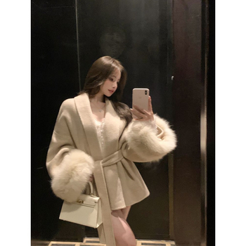 Cardigan damă din tweed, culoare caise, mâneci lungi, talie cu curea și panouri din blană, pentru toamnă-iarnă