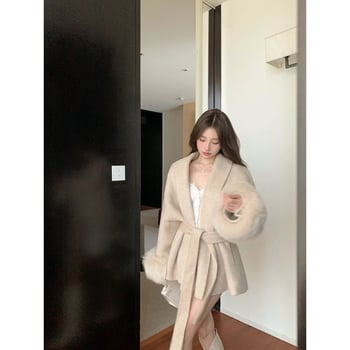 Cardigan damă din tweed, culoare caise, mâneci lungi, talie cu curea și panouri din blană, pentru toamnă-iarnă