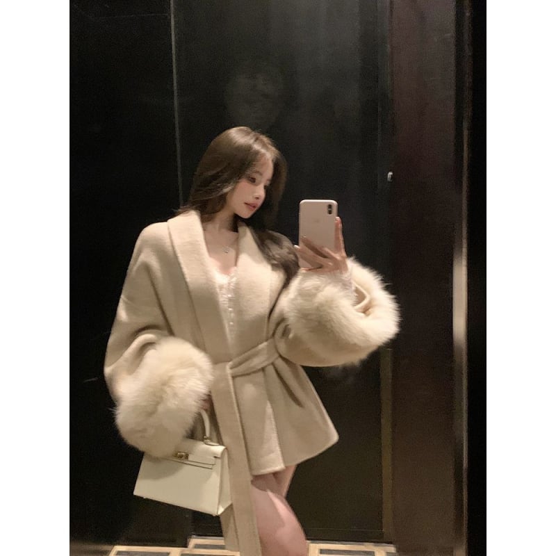 Cardigan damă din tweed, culoare caise, mâneci lungi, talie cu curea și panouri din blană, pentru toamnă-iarnă