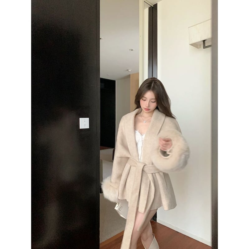 Cardigan damă din tweed, culoare caise, mâneci lungi, talie cu curea și panouri din blană, pentru toamnă-iarnă