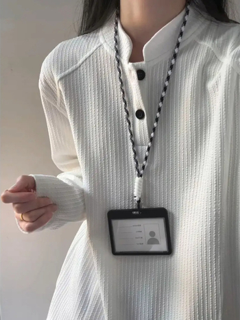 Λευκό υφασμάτινο μακρυμάνικο T‑shirt για άνδρες με Henley λαιμό για φθινόπωρο