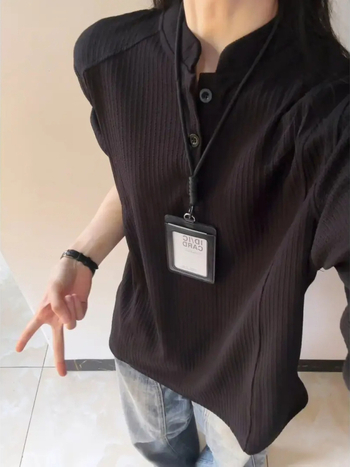 Λευκό υφασμάτινο μακρυμάνικο T‑shirt για άνδρες με Henley λαιμό για φθινόπωρο