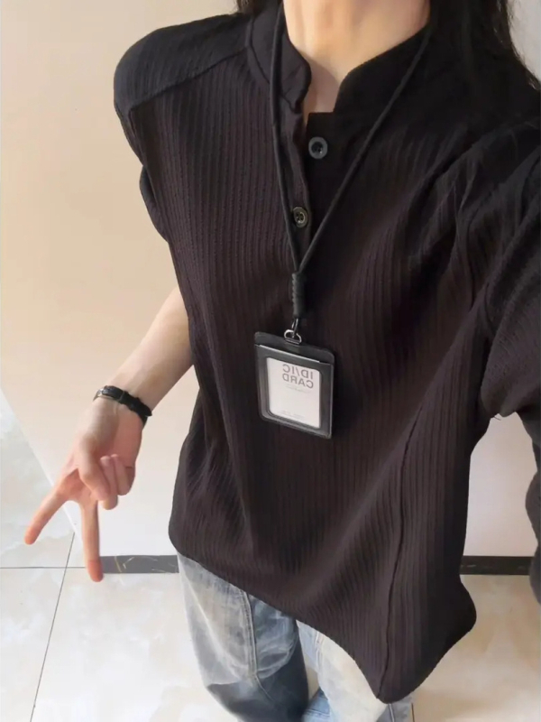 Λευκό υφασμάτινο μακρυμάνικο T‑shirt για άνδρες με Henley λαιμό για φθινόπωρο