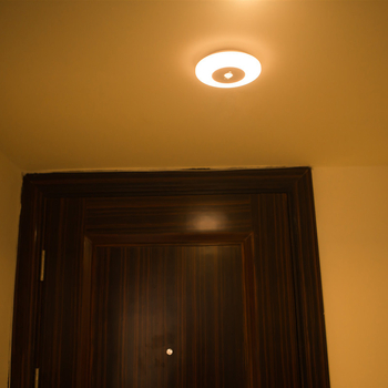 LED φωτιστικό οροφής με αισθητήρα κίνησης, λειτουργεί με μπαταρίες, νυχτερινό φως και πάνελ φωτισμού για εσωτερικούς χώρους και ντουλάπες