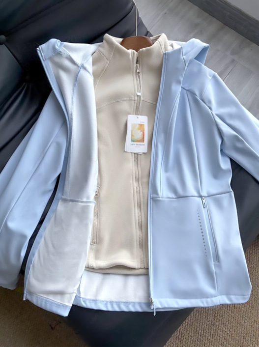 Γυναικείο μπουφάν softshell με φλις επένδυση, στενή γραμμή στη μέση, γαλάζιο γάλακτος, κουκούλα, φερμουάρ, μεσαίου πάχους, μεσαίου μήκους, φθινοπωρινό-χειμερινό 2025, ιαπωνικο-κορεάτικο casual στυλ