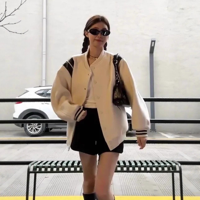 Γυναικείο λευκό αμερικανικού ρετρό casual baseball jacket, φθινόπωρο 2025, υψηλής ποιότητας