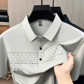 Ανδρικό κοντομάνικο T‑shirt με γεωμετρικό τύπωμα και γιακά πέτο, άνετη εφαρμογή, καλοκαιρινό μοντέλο 2026