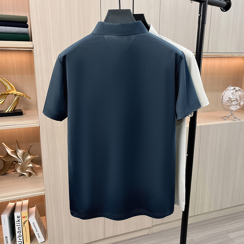 Ανδρικό κοντομάνικο T‑shirt με γεωμετρικό τύπωμα και γιακά πέτο, άνετη εφαρμογή, καλοκαιρινό μοντέλο 2026