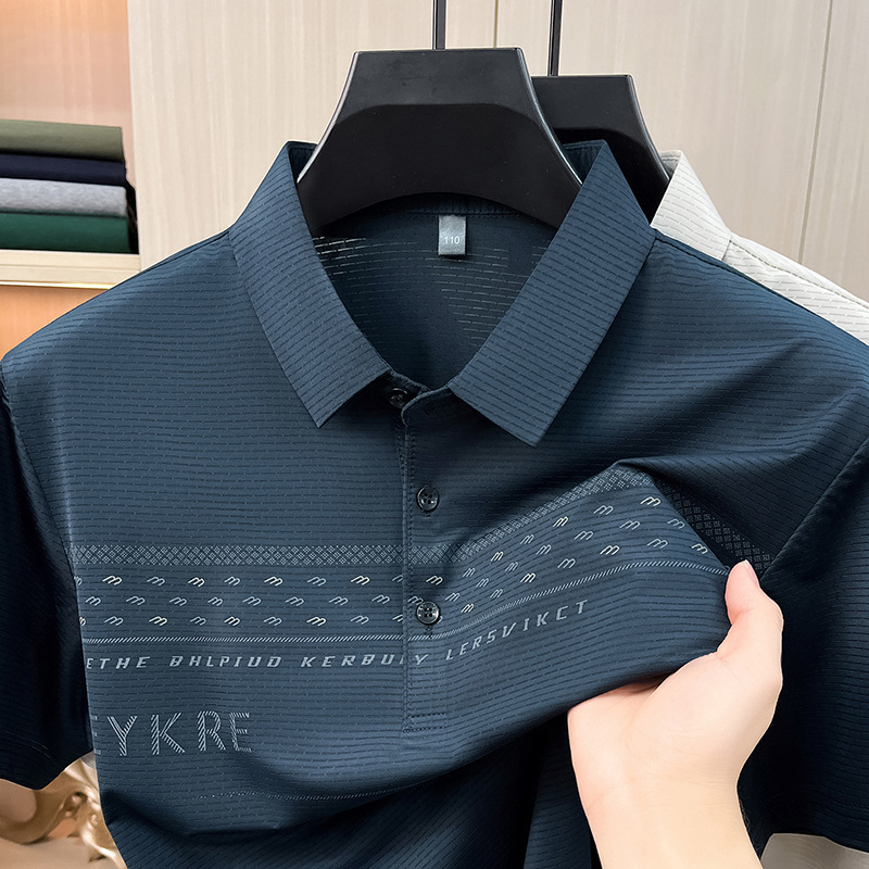 Ανδρικό κοντομάνικο T‑shirt με γεωμετρικό τύπωμα και γιακά πέτο, άνετη εφαρμογή, καλοκαιρινό μοντέλο 2026