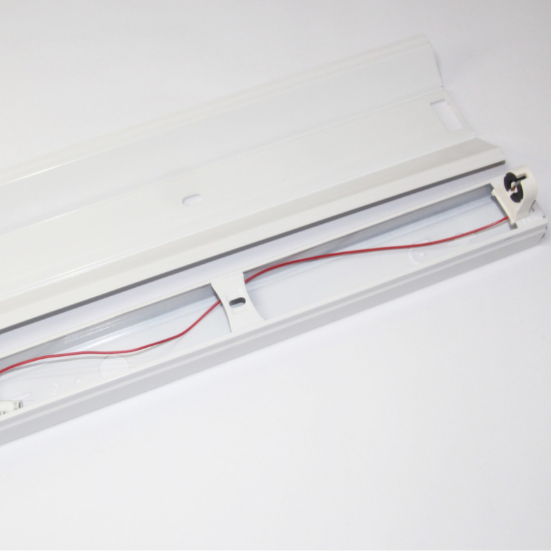 T8 0,6 m egycsöves lámpatartó fedővel, V8 LED lámpatartó reflektorral, méretek 130 x 55 mm