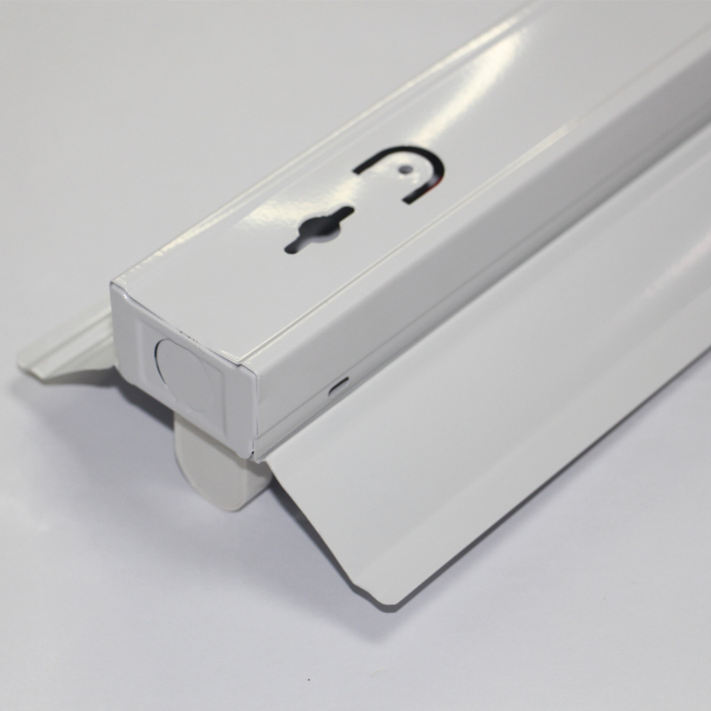 T8 0,6 m egycsöves lámpatartó fedővel, V8 LED lámpatartó reflektorral, méretek 130 x 55 mm