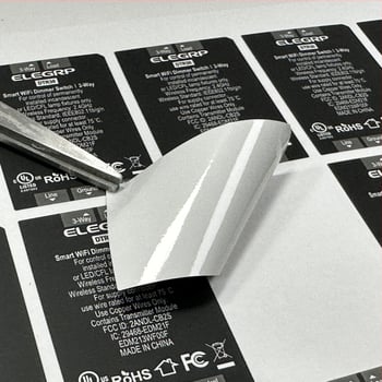 Ετικέτα LED φωτισμού, με πιστοποιήσεις UL, FCC και RoHS, μαύρο φόντο με λευκό κείμενο, λευκό PET, ανθεκτική σε υψηλές θερμοκρασίες και αδιάβροχη