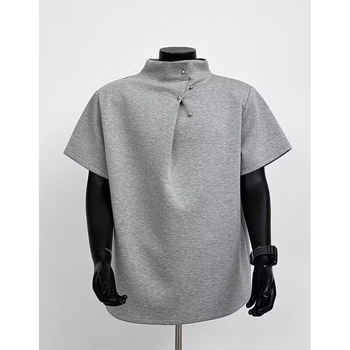 Ανδρικό casual T-shirt με κοντό μανίκι, βαρύ ύφασμα, επένδυση στους ώμους και σχεδιασμό με μεταλλικά studs, ιαπωνικού στυλ