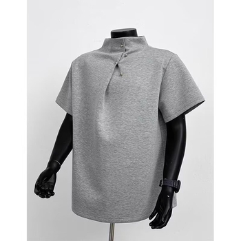 Ανδρικό casual T-shirt με κοντό μανίκι, βαρύ ύφασμα, επένδυση στους ώμους και σχεδιασμό με μεταλλικά studs, ιαπωνικού στυλ