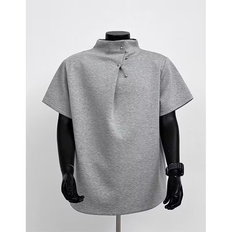 Ανδρικό casual T-shirt με κοντό μανίκι, βαρύ ύφασμα, επένδυση στους ώμους και σχεδιασμό με μεταλλικά studs, ιαπωνικού στυλ