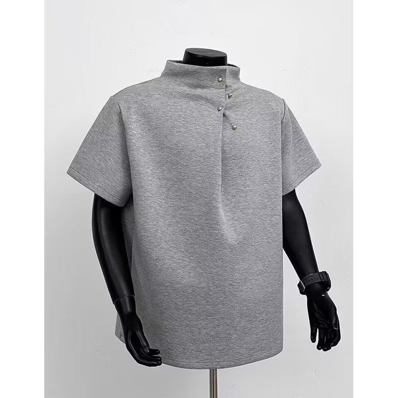 Ανδρικό casual T-shirt με κοντό μανίκι, βαρύ ύφασμα, επένδυση στους ώμους και σχεδιασμό με μεταλλικά studs, ιαπωνικού στυλ
