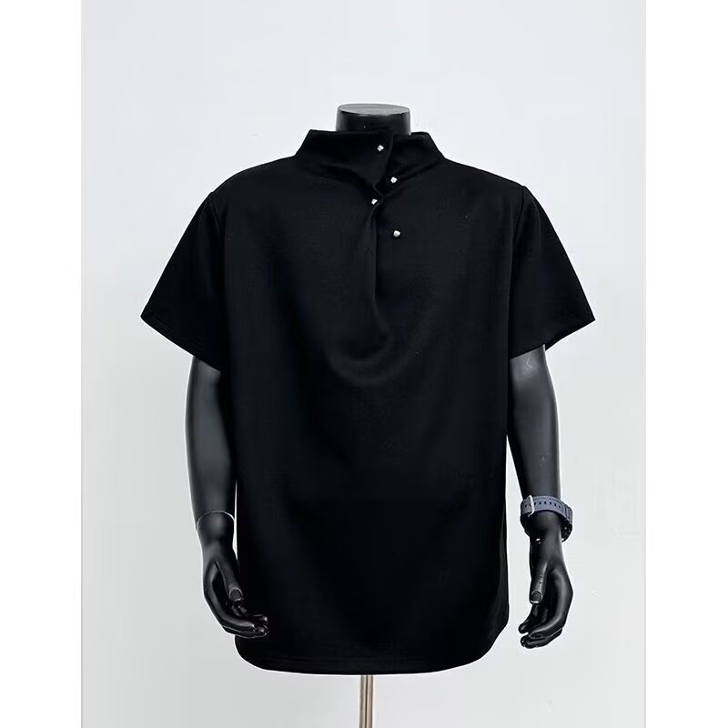 Ανδρικό casual T-shirt με κοντό μανίκι, βαρύ ύφασμα, επένδυση στους ώμους και σχεδιασμό με μεταλλικά studs, ιαπωνικού στυλ