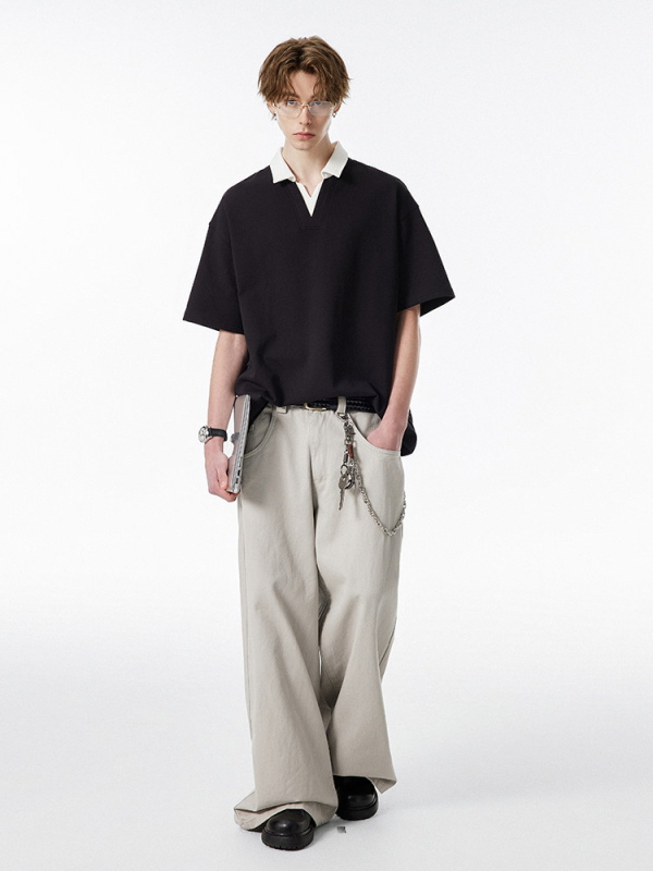 Ανδρικό πόλο με χρωματικό μπλοκ, V-λαιμό και γιακά τύπου γλάρου, κοντό μανίκι, ύφασμα από μίγμα βαμβακιού, αντιρυτιδικό φινίρισμα, καθημερινό καλοκαιρινό ρούχο