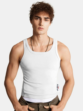 Ανδρικό αθλητικό τοπάκι με στενή εφαρμογή που δείχνει τους μύες, μονόχρωμο, διαπνέον και γρήγορο στέγνωμα.