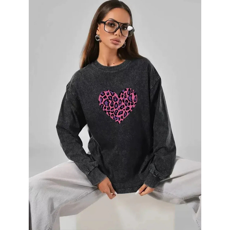 Γυναικείο μακρυμάνικο T-shirt από 100% βαμβάκι, αμερικανικού ρετρό στυλ, πλυμένο μαύρο με φθορές, σχέδιο καρδιάς σε λεοπάρ μοτίβο.