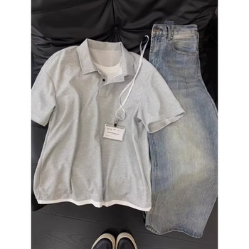 Šedé pánske polo s krátkym rukávom, falošný dvojdielny dizajn, letný americký retro štýl, voľný strih ramien, waflový golier, ťažký materiál