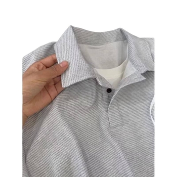 Šedé pánske polo s krátkym rukávom, falošný dvojdielny dizajn, letný americký retro štýl, voľný strih ramien, waflový golier, ťažký materiál