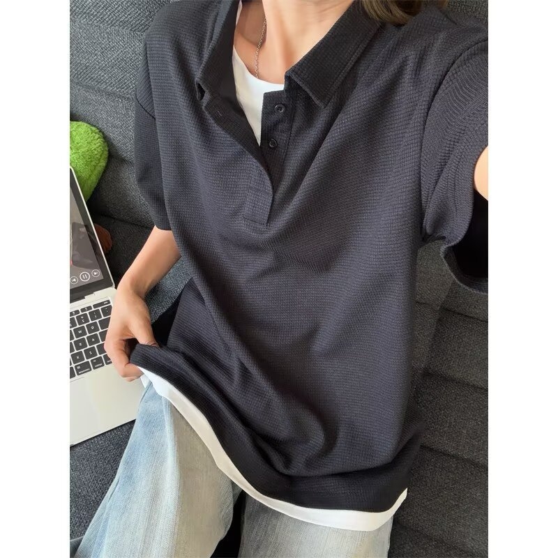 Šedé pánske polo s krátkym rukávom, falošný dvojdielny dizajn, letný americký retro štýl, voľný strih ramien, waflový golier, ťažký materiál