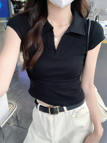 Γυναικείο καλοκαιρινό T‑shirt με γιακά polo, στενή εφαρμογή, κοντό μανίκι, με μαζεμένες πιέτες και ακανόνιστο τελείωμα