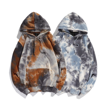 Ανδρικό φούτερ με κουκούλα σε gradient tie-dye, αστικός χιπ-χοπ στυλ, φαρδιά γραμμή φθινοπωρινό 2026.
