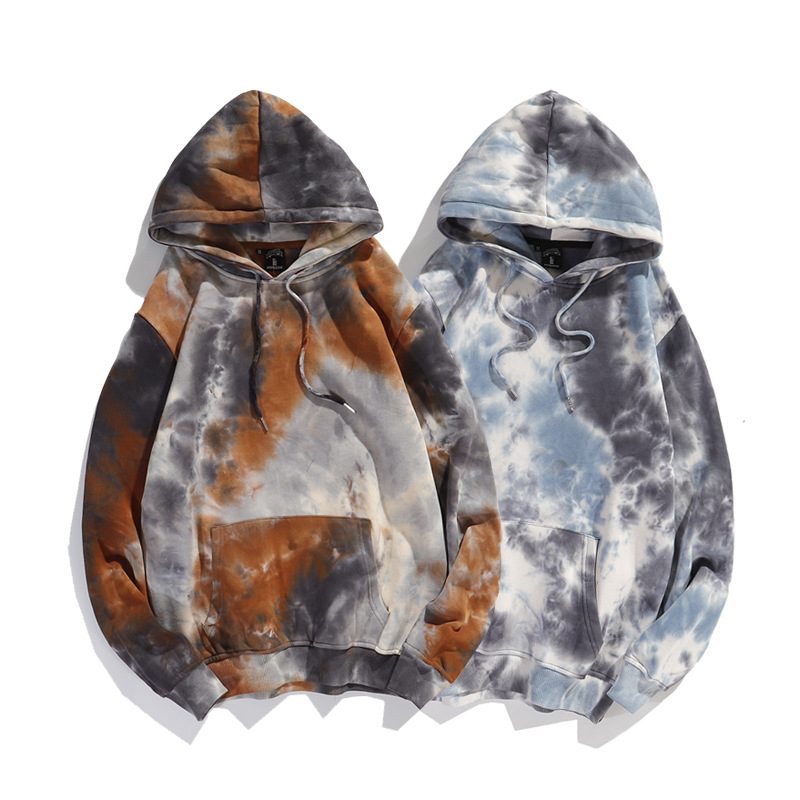 Ανδρικό φούτερ με κουκούλα σε gradient tie-dye, αστικός χιπ-χοπ στυλ, φαρδιά γραμμή φθινοπωρινό 2026.