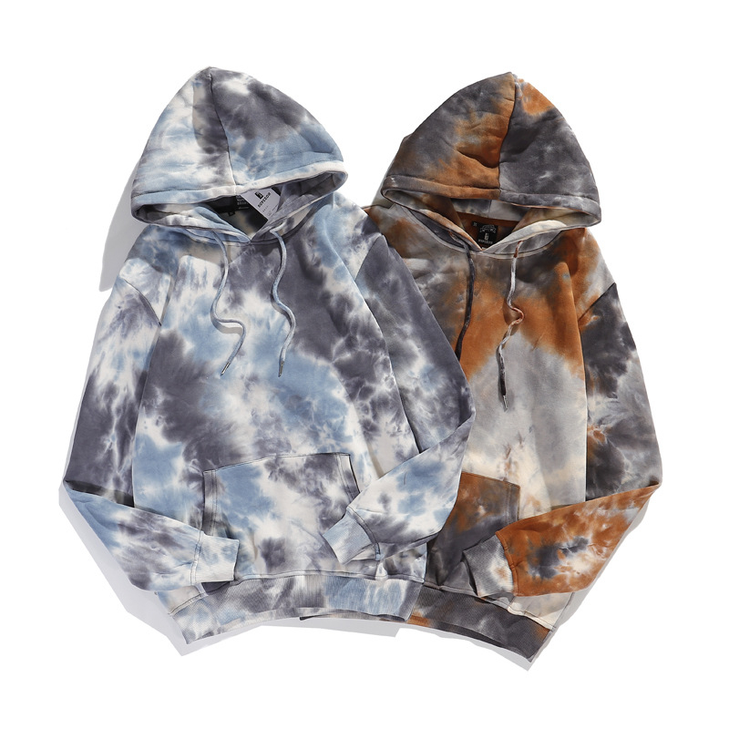 Ανδρικό φούτερ με κουκούλα σε gradient tie-dye, αστικός χιπ-χοπ στυλ, φαρδιά γραμμή φθινοπωρινό 2026.