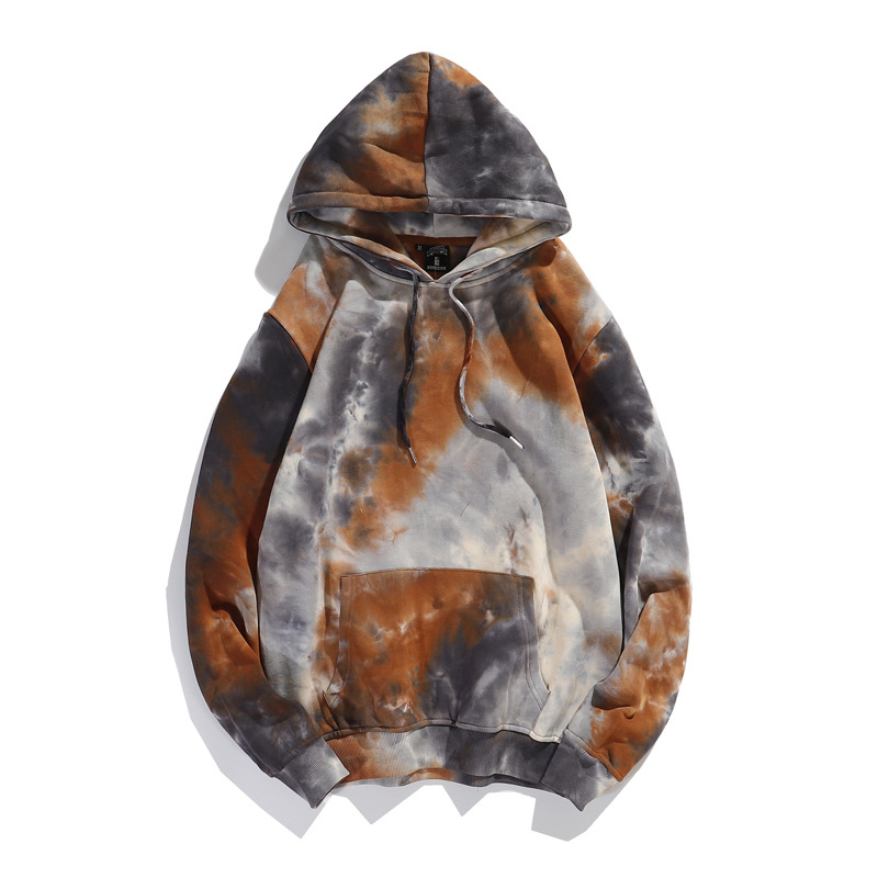 Ανδρικό φούτερ με κουκούλα σε gradient tie-dye, αστικός χιπ-χοπ στυλ, φαρδιά γραμμή φθινοπωρινό 2026.