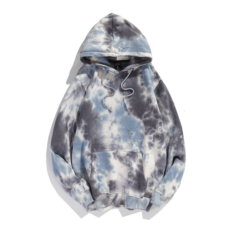 Ανδρικό φούτερ με κουκούλα σε gradient tie-dye, αστικός χιπ-χοπ στυλ, φαρδιά γραμμή φθινοπωρινό 2026.